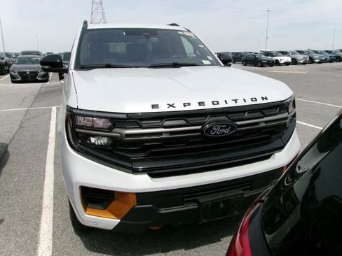 Used 2025 Ford Expedition Tremor image 2