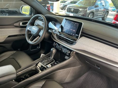 Used 2025 Jeep Compass Latitude w/ Sun & Sound Group AWD/4WD image 28