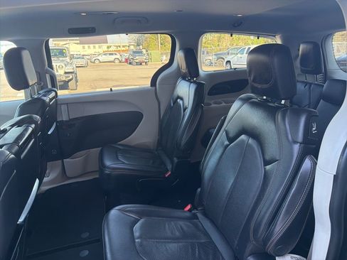 Used 2019 Chrysler Pacifica Touring-L Plus w/ Advanced Safetytec Group image 17