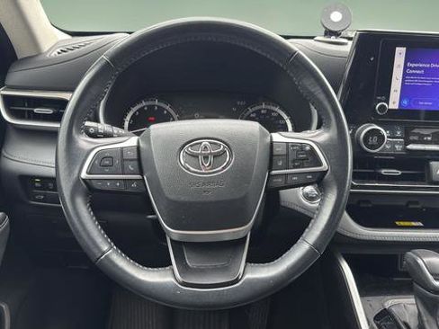 Used 2023 Toyota Highlander XLE AWD/4WD image 9