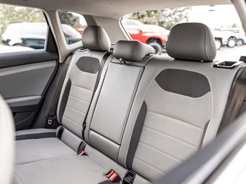 Used 2022 Volkswagen Taos SE w/ Panoramic Sunroof Package FWD image 31