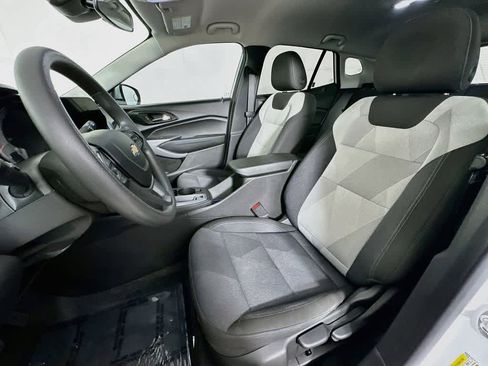 Used 2024 Chevrolet Trax LS w/ LS Convenience Package FWD image 11