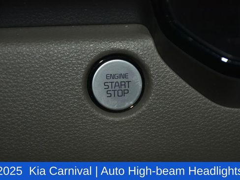 Used 2025 Kia Carnival FWD image 14