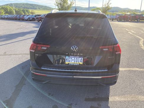 Used 2024 Volkswagen Tiguan SE w/ Panoramic Sunroof Package AWD/4WD image 6