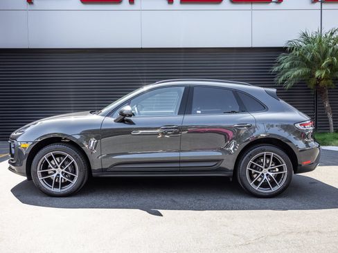 Certified 2026 Porsche Macan AWD/4WD image 2