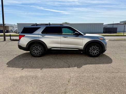 Used 2021 Ford Explorer XLT AWD/4WD image 3