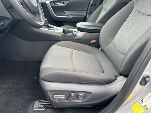 Used 2020 Toyota RAV4 XLE w/ Convenience Package FWD image 9