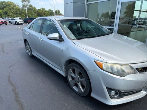 Used 2012 Toyota Camry SE w/ Leather Pkg FWD image 4