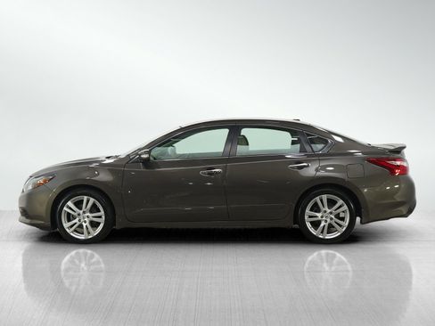 Used 2017 Nissan Altima 3.5 SL image 2
