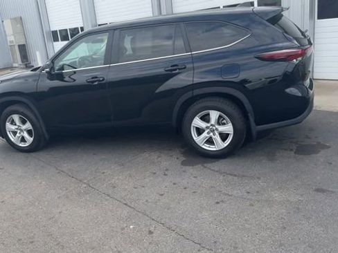 Used 2024 Toyota Highlander LE AWD/4WD image 10