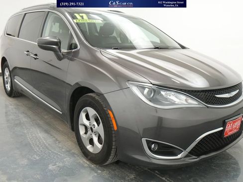 Used 2017 Chrysler Pacifica Touring-L Plus FWD image 1