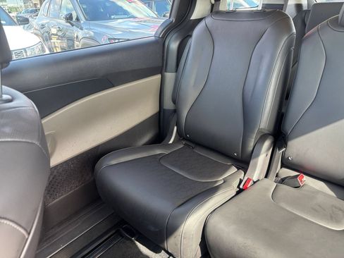 Used 2026 Kia Carnival FWD image 40