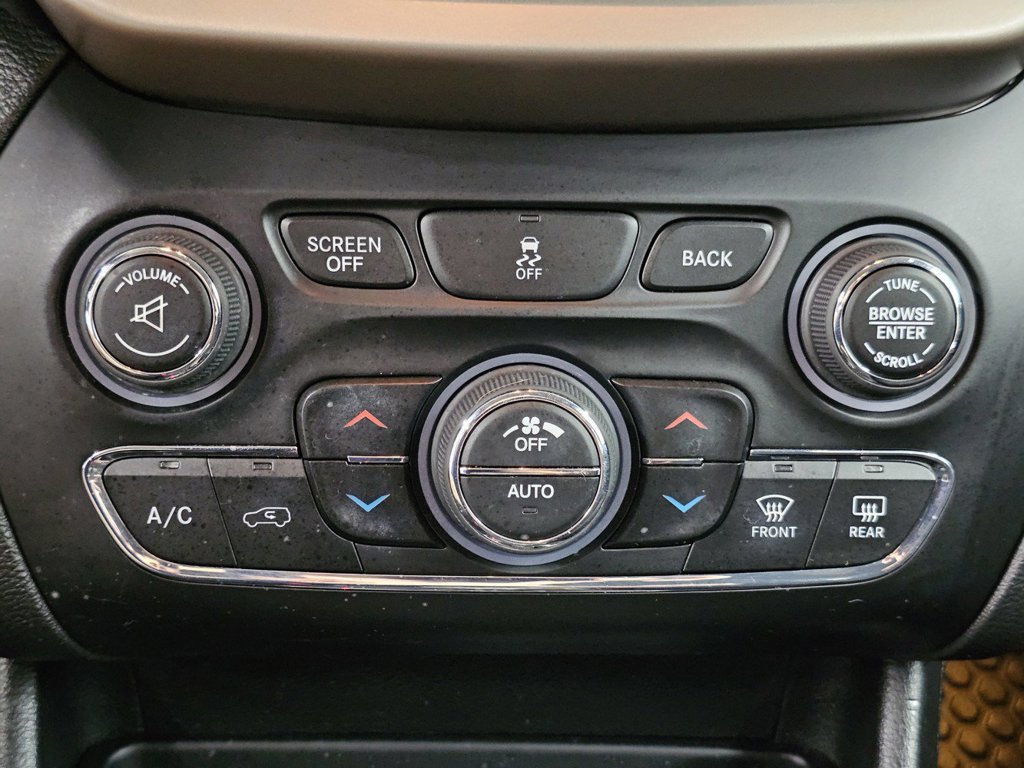 Used 2015 Jeep Cherokee Latitude w/ Comfort/Convenience Group FWD image 21