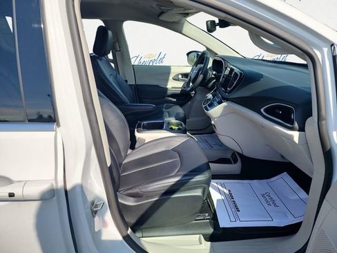 Used 2024 Chrysler Pacifica Touring-L FWD image 13
