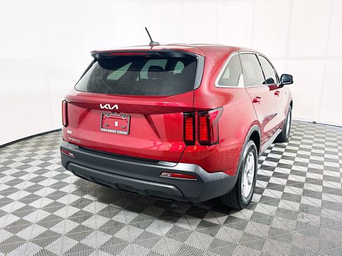 Used 2023 Kia Sorento LX FWD image 3