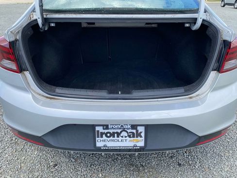 Used 2019 Hyundai Elantra SE FWD image 18