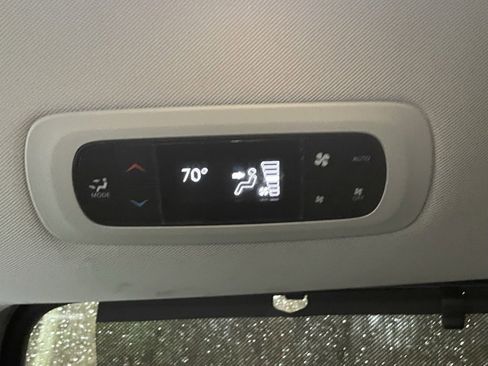 Used 2024 Chrysler Pacifica Touring-L image 27