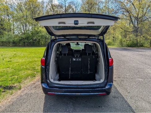 Used 2018 Chrysler Pacifica Touring-L Plus FWD image 7