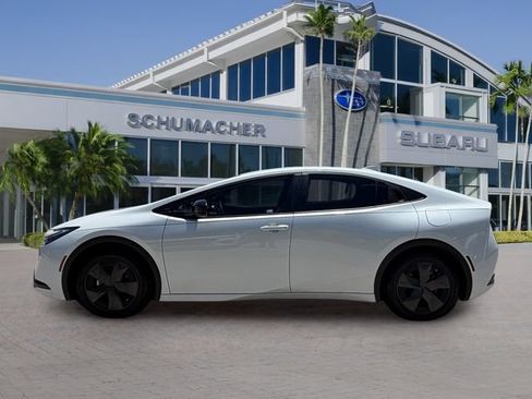Used 2025 Toyota Prius LE FWD image 4