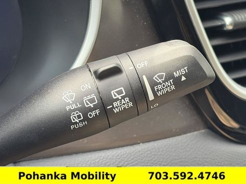 Used 2024 Chrysler Pacifica Touring-L FWD image 15