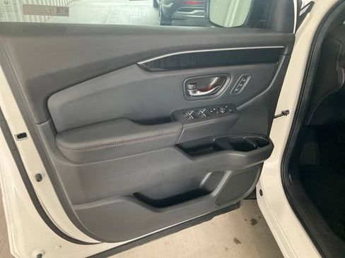 Certified 2025 Honda Pilot Black Edition image 5