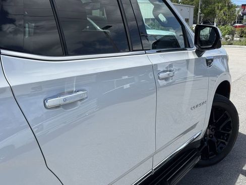 Used 2022 GMC Yukon SLT w/ SLT Premium Package image 9