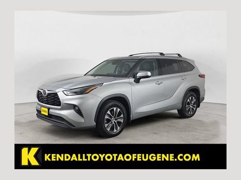 Used 2022 Toyota Highlander XLE AWD/4WD image 1