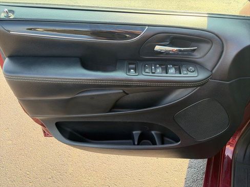 Used 2018 Dodge Grand Caravan SE FWD image 12