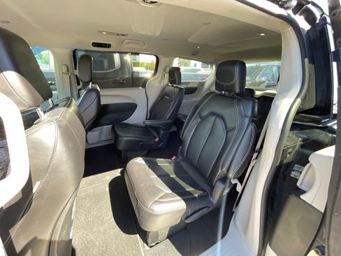 Used 2023 Chrysler Pacifica Touring-L FWD image 4