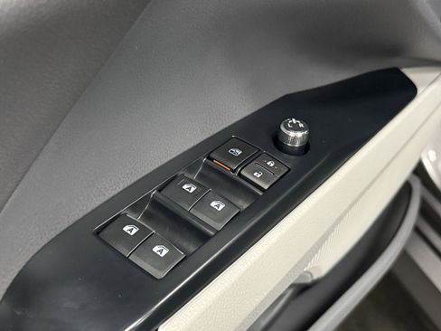 Used 2020 Toyota Camry XLE image 19