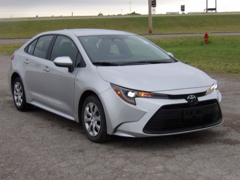 Used 2025 Toyota Corolla LE FWD image 4