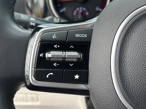Used 2022 Kia Carnival EX FWD image 23