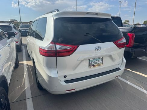 Used 2017 Toyota Sienna XLE w/ XLE Navigation Package FWD image 3