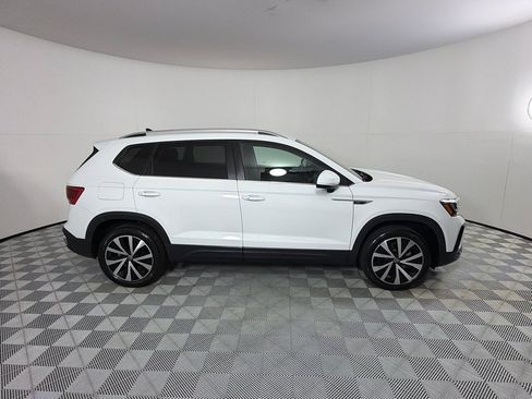 Used 2024 Volkswagen Taos SE FWD image 4