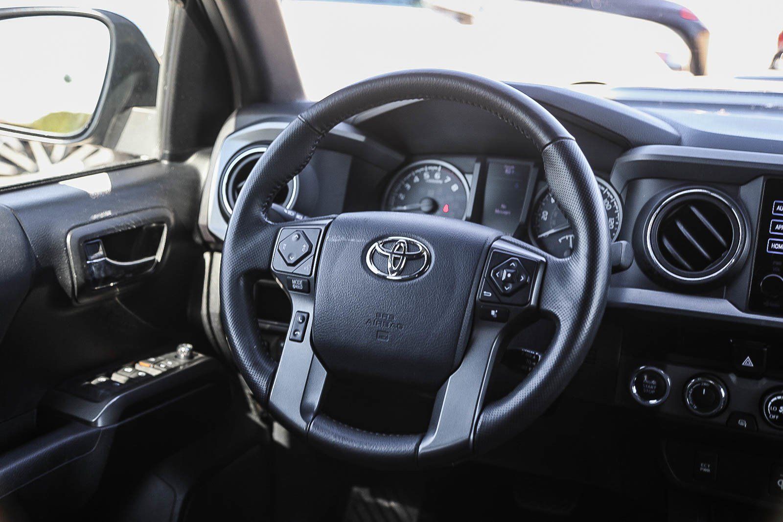 Used 2017 Toyota Tacoma TRD Sport AWD/4WD image 15