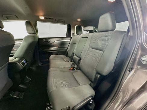 Used 2019 Toyota Highlander LE AWD/4WD image 22