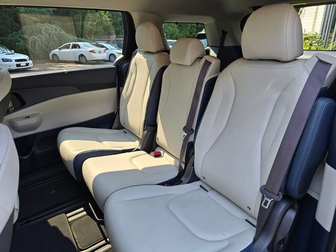 Used 2025 Kia Carnival EX FWD image 10