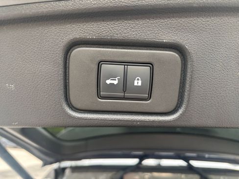 Used 2025 Nissan Pathfinder SV FWD image 22