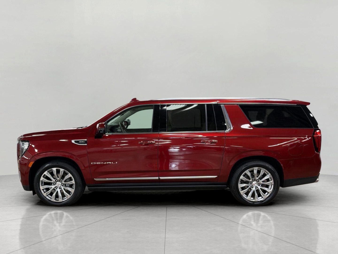 Used 2021 GMC Yukon XL Denali w/ Denali Premium Package AWD/4WD image 5