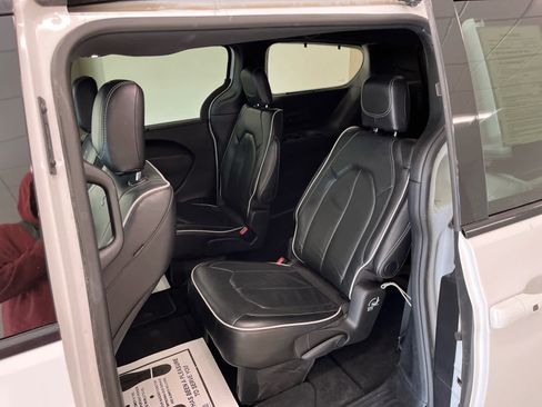 Used 2025 Chrysler Pacifica Limited image 14