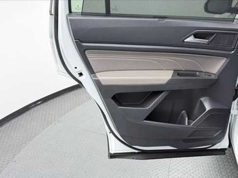 Used 2023 Volkswagen Atlas SE w/ Panoramic Sunroof Package FWD image 16