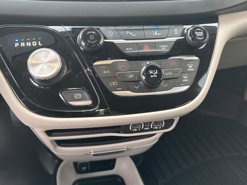 Used 2023 Chrysler Pacifica Touring-L image 27