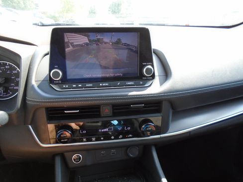 Used 2023 Nissan Rogue SV FWD image 17