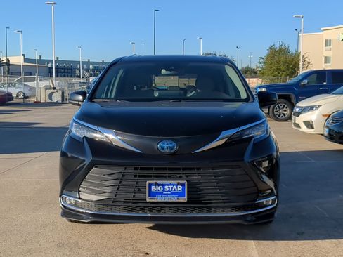 Used 2023 Toyota Sienna XLE image 9