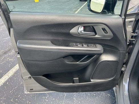 Used 2025 Chrysler Pacifica Select FWD image 24