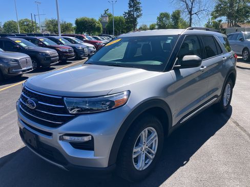 Certified 2021 Ford Explorer XLT w/ Equipment Group 202A AWD/4WD image 3