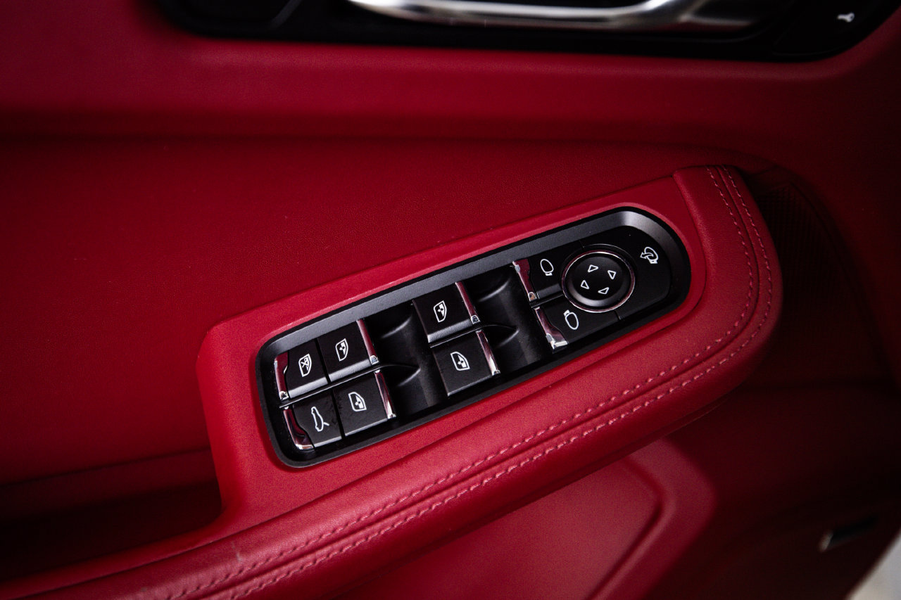Certified 2024 Porsche Macan AWD/4WD image 22
