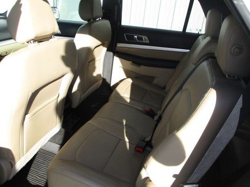 Used 2016 Ford Explorer XLT w/ Equipment Group 202A image 9