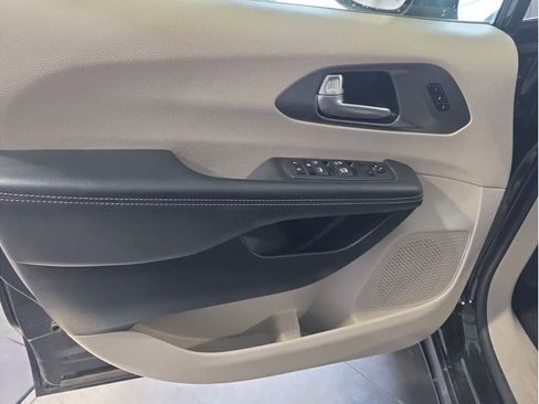 Used 2023 Chrysler Pacifica Touring-L image 19