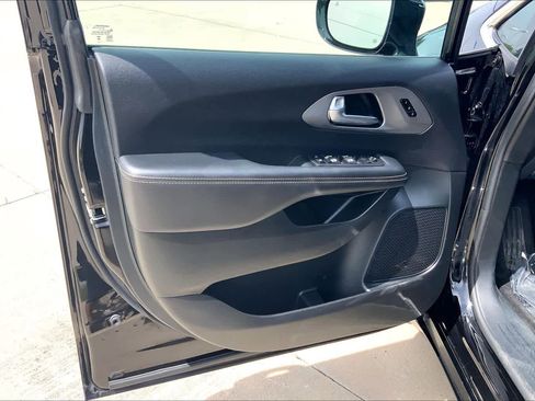 Used 2025 Chrysler Pacifica Select FWD image 22